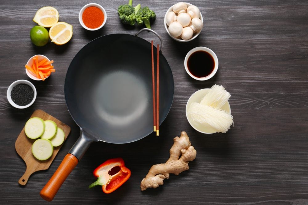 wok tava ile yemek hazırlığı