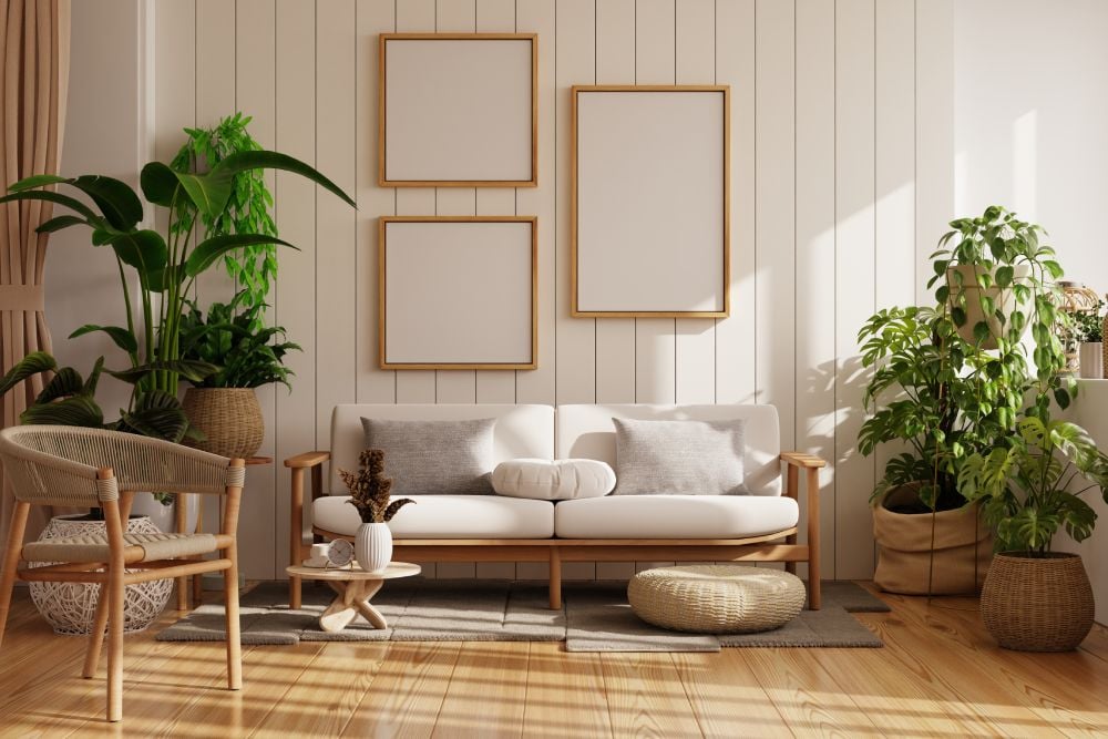 minimalist mobilya, saksıda yeşil bitkiler, ahşap ve beyaz tonlarıyla dekore edilmiş salon