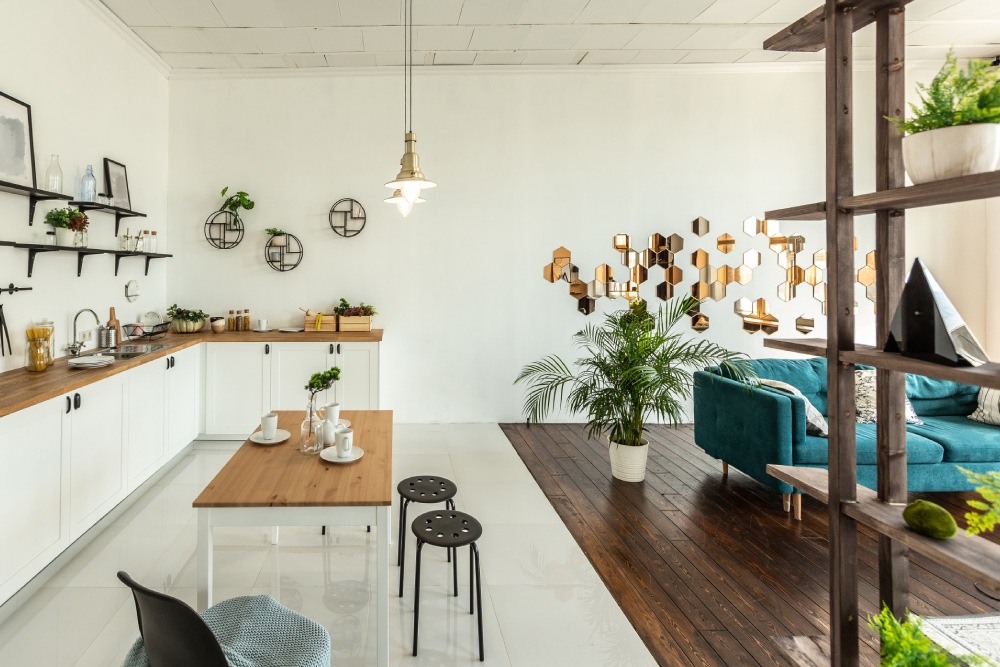 1+1 Ev dekorasyon önerileri. Ahşap ve beyaz tonlarla dekore edilmiş küçük ev dekorasyonu. Güneş ışığı alan minimalist tasarımlı Mutfak alanı ve oturma alanı bulunuyor.