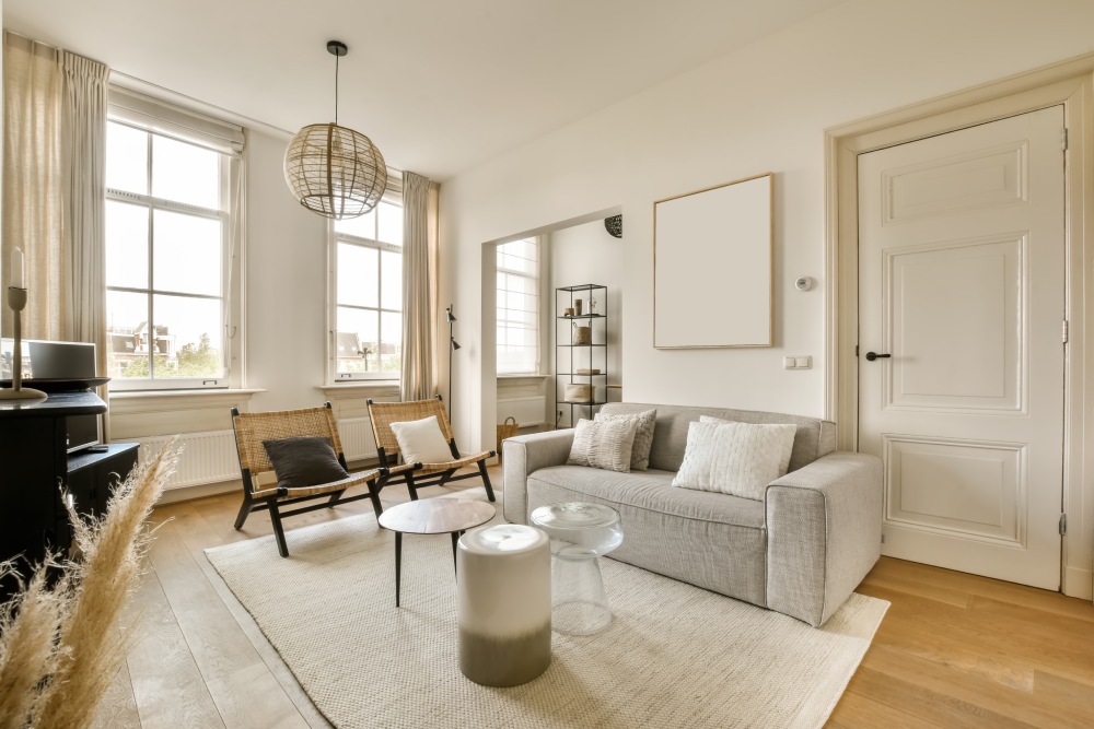 Açık camlardan ışık alan beyaz ve ahşap tonları ile dekore edilmiş 1+1 Ev dekorasyonu