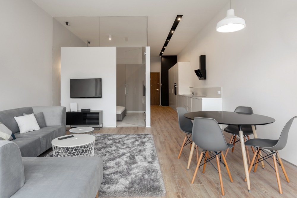 Mutfak, oturma odası ve yemek alanı ile cam duvarın arkasında yatak odası bulunan, 1+1 Ev dekorasyonu