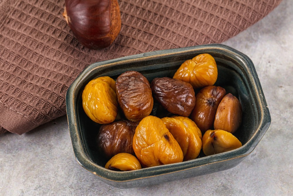 Kasede kavrulmuş kestaneler.