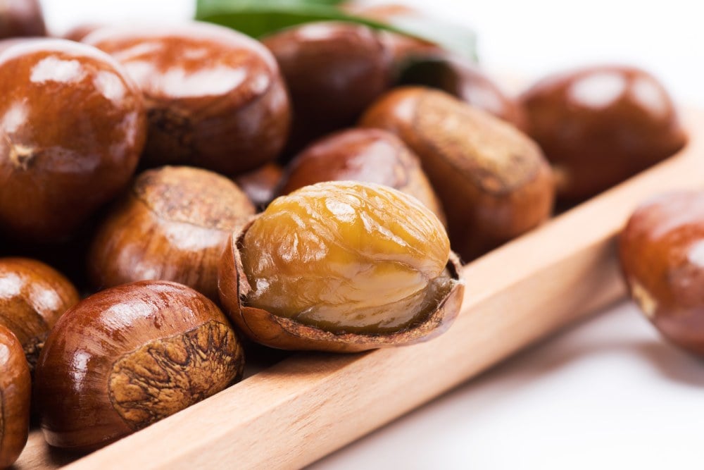 Lezzetli kestane pişirme metotları, tepsi üzerinde soyulmuş kestane