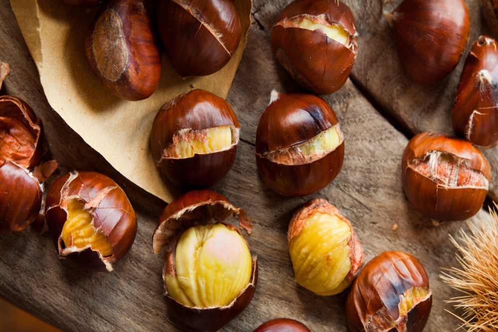 Ahşap bir zemin üzerinde çatlamış kestaneler.